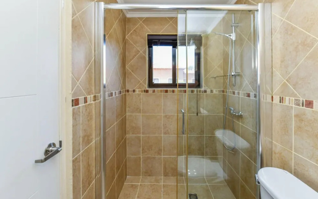 Gated Community 2br3ba Gold Coast Pools GYM