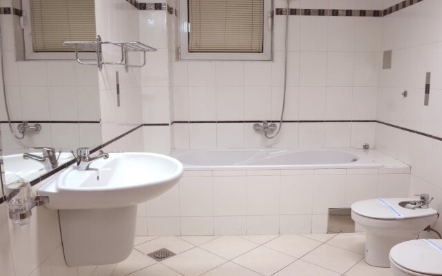 Hotel Aristocrat & Fish Restaurant