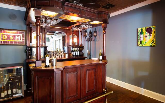 The Dahlonega Square Hotel & Villlas