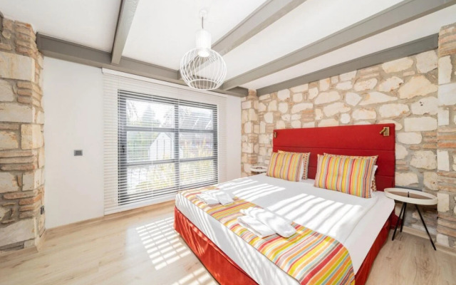 Excellent Hotel Room Near Hadrian s Gate