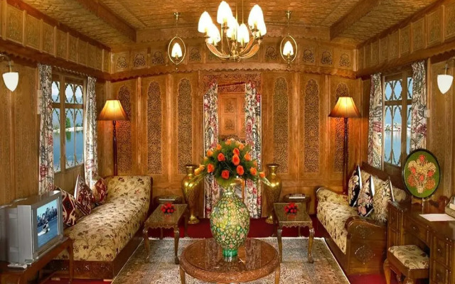 WelcomHeritage Gurkha Houseboats