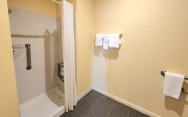 Days Inn by Wyndham Freeport