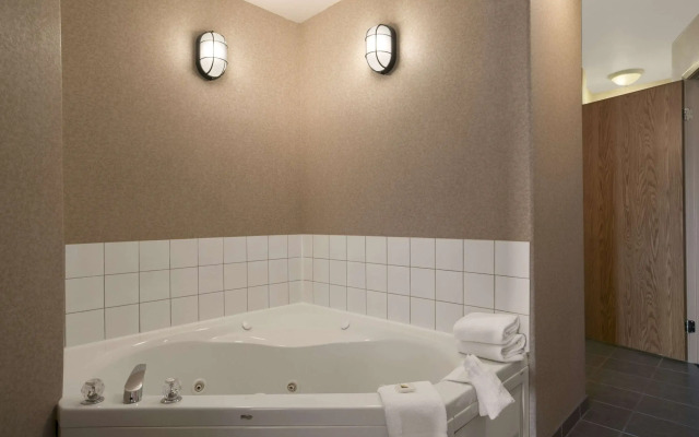 Travelodge by Wyndham Valleyfair Shakopee