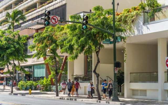 Waikiki Condo Rental - Hawaiian King