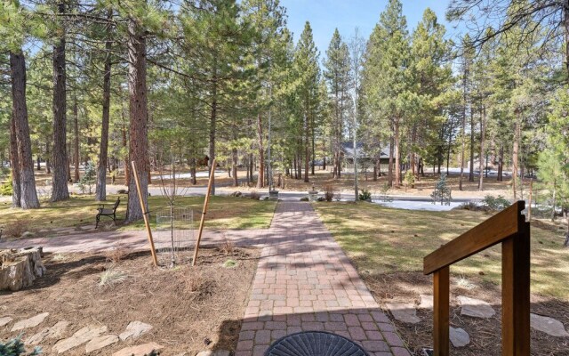 Super Coop 5 Bedroom Home by RedAwning, Bend