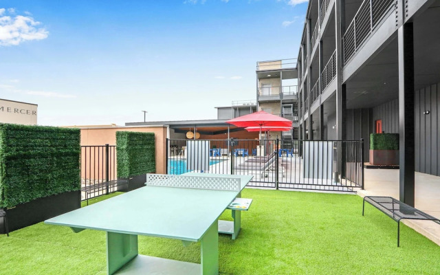 Creekside Modern Condo for 4