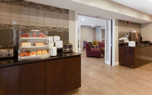 La Quinta Inn & Suites by Wyndham Detroit Utica