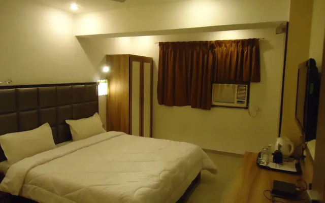 OYO 8786 Hotel Maan Residency