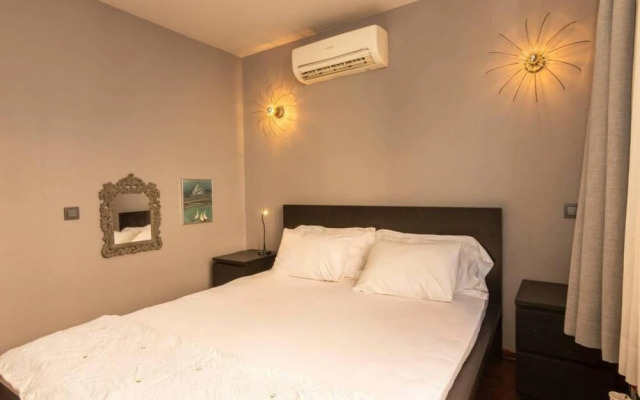 Stylish Home With a Book Collection Near Taksim