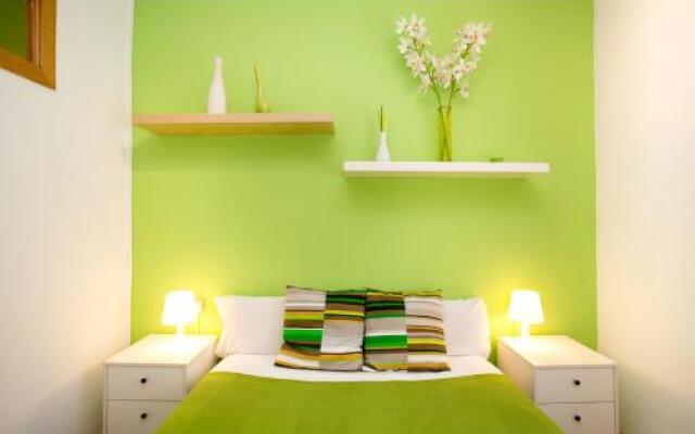 Ro Lively and bright apartment next to Blai st