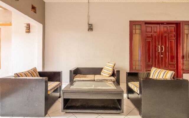 OYO 1398 Kawaluyaan Near RS AMC