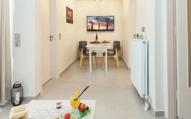 Pireas Jewel New Design Apt w Backyard