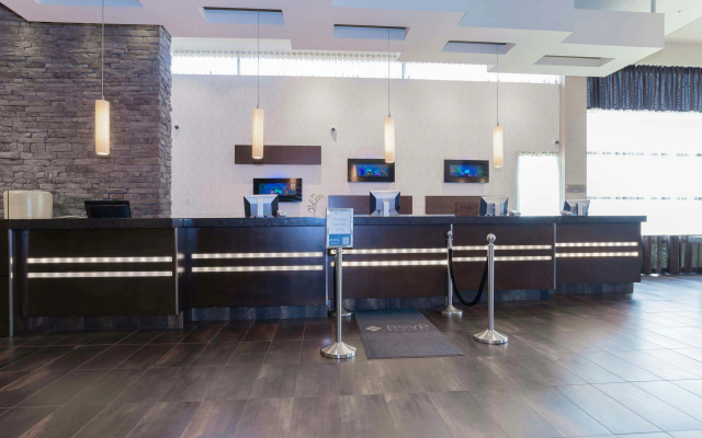 Sandman Signature Vancouver Airport Hotel & Resort - Image 2