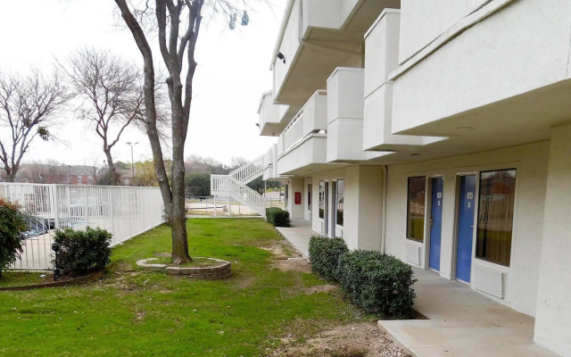 Motel 6 Dallas - Irving DFW Airport East