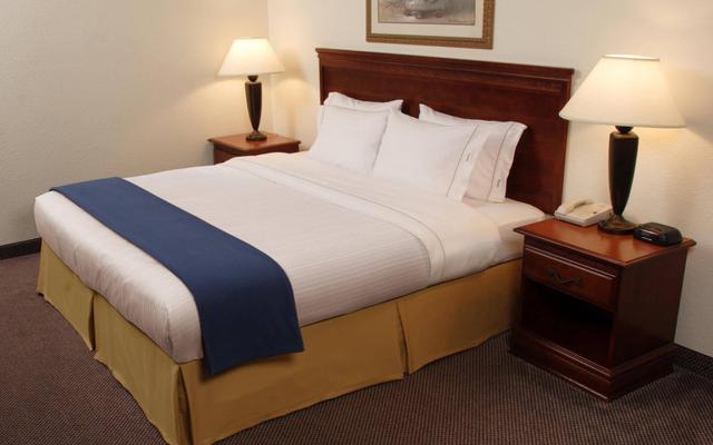 Holiday Inn Express and Suites Savannah - Midtown, an IHG Hotel