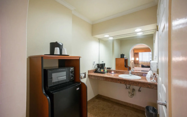 Nob Hill Motor Inn