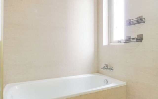 Serene And Best Location 2Br Gold Coast Apartment