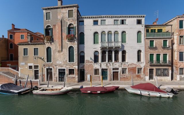 Tolentini Canal View Apartment