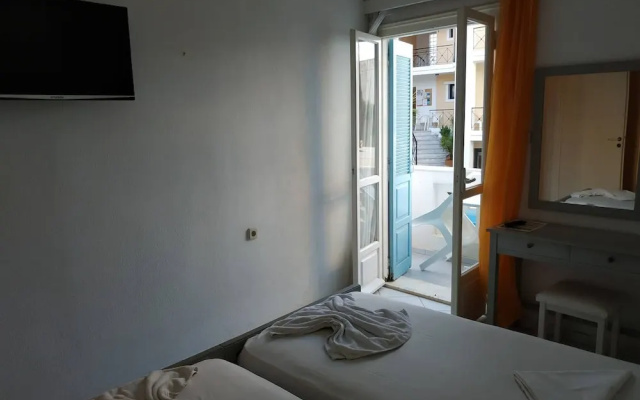 Small Apartment For 3 Pers 70meters From The Beach