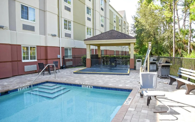 Candlewood Suites Ft Myers I-75 by IHG