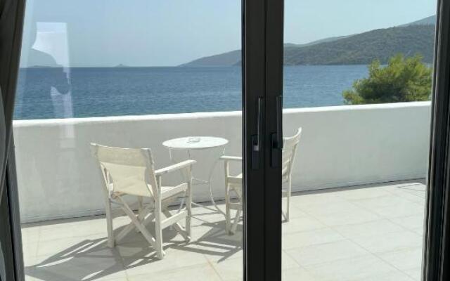 Villa Elia Waterfront Suites & Pool