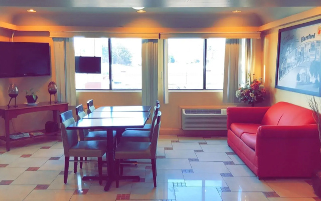 Super 8 by Wyndham Hartford