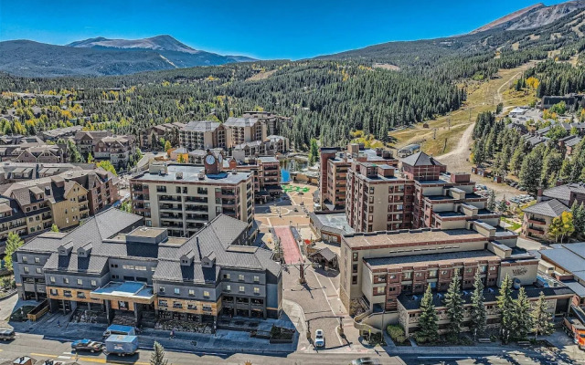 Your Next Vacay at Peak 9 Ski-in/ski-out