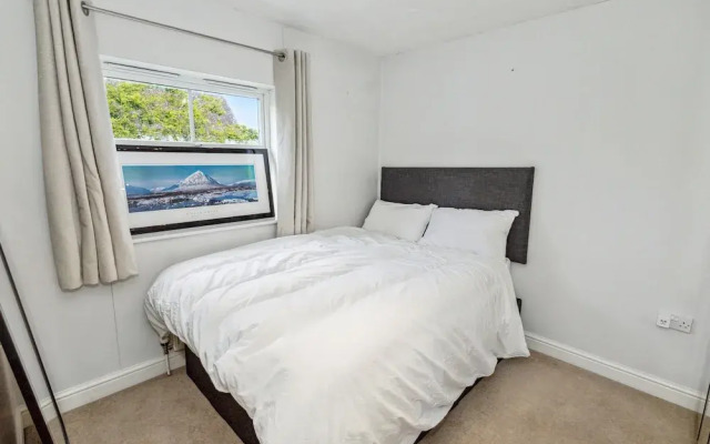 Urban Oasis - Modern 2B/2B Retreat Near Nature