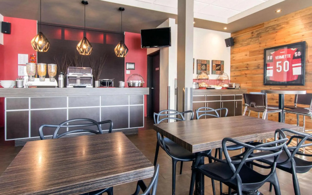 Econo Lodge Inn & Suites