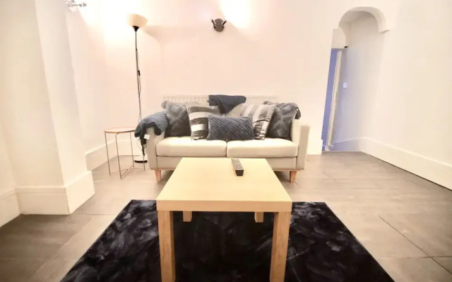 Lovely 6 bed Property Located Within Dudley