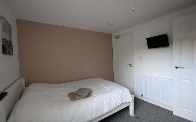 Elegant Holiday Home in Coventry near Lake View Park