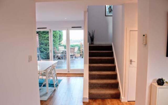 Beautiful Home With Castle Views and Garden and Parking