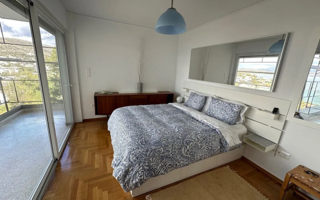 Luxurious 2-bed Seaside Apartment in Saronida