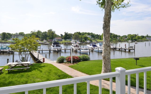 Anchored Inn at Hidden Harbour Marina