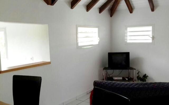 Apartment With 2 Bedrooms in Petit-canal, With Balcony and Wifi - 4 km