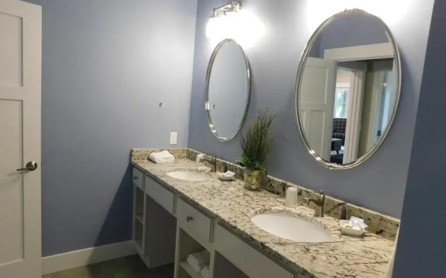 Quarterdeck Resort & Restaurant