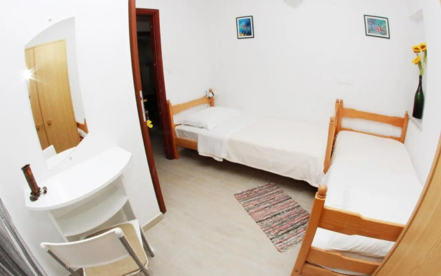 Apartments with a parking space Trogir - 11316