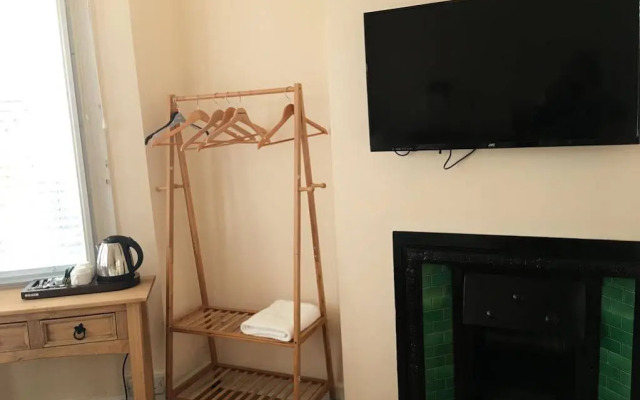 Hollybush Guest House