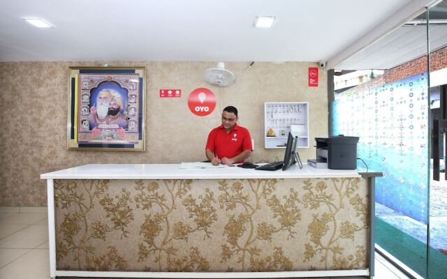 OYO 9323 Hotel Sidana Solitaires