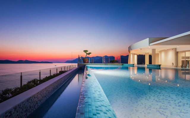 Royal Blue Hotel