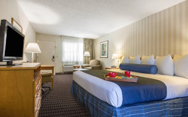 Travelodge by Wyndham Palm Springs