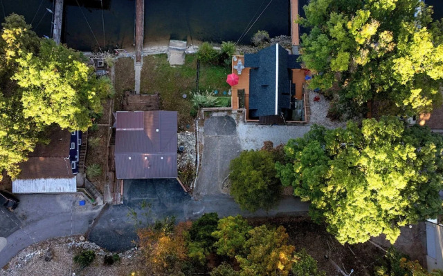 Sunrise Oasis - Enjoy Lakefront Living