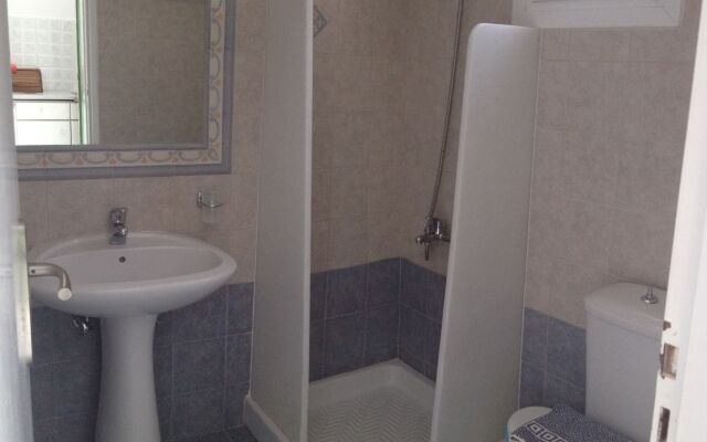 Adonis Hotel Studios & Apartments