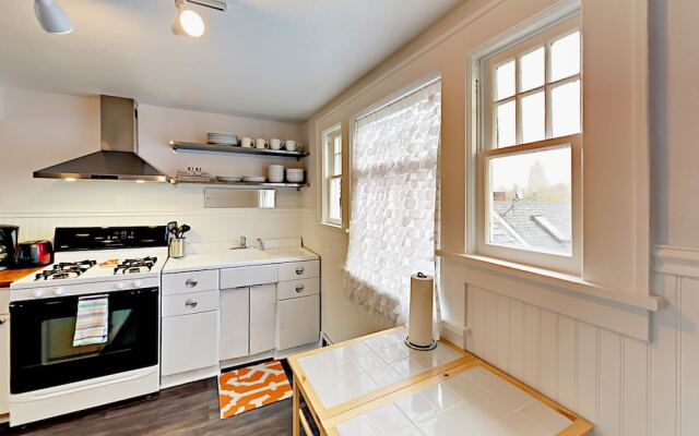 1302 N 49th St Apartment Upper Unit