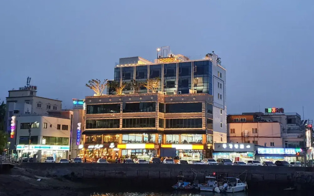 Owl Hotel