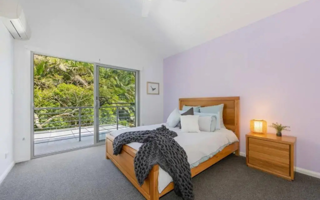 Laze @ Lighthouse - family home with heated pool