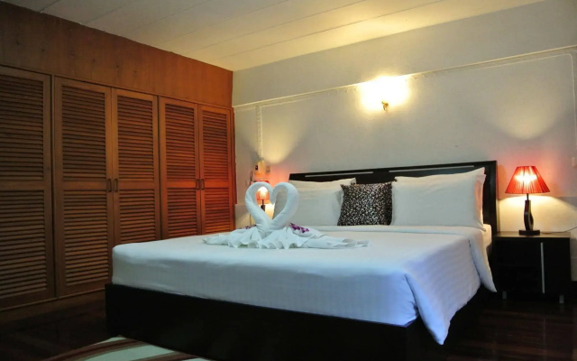 Karon Sunshine Guesthouse & Bar