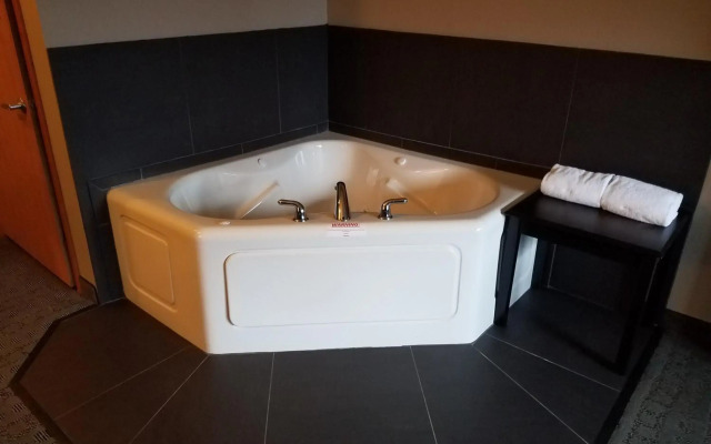 Okoboji Inn & Suites