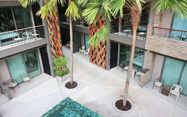 Pool Front Sexy Studio Fully Furnished Apartment