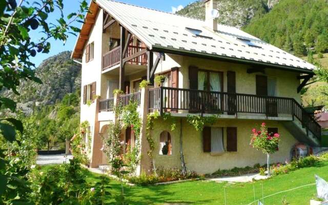 Apartment With one Bedroom in Saint-crepin, With Wonderful Mountain Vi